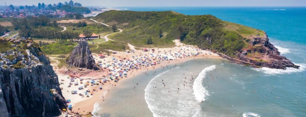 Kitnet K1 Em Torres-Rs - Na Mais Bela Praia Gaucha - Cozinha - Banheiro - Ar Condicionado - Smart Tv 32' - Wi-Fi - Anfitria Superhost No Bnb Экстерьер фото